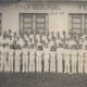 Escola Profissional Fernando Guimarães 1943 Alunos na fachada da escola